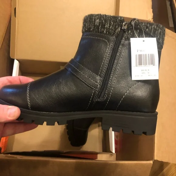 Stylish Black Ankle Boots with Knit Cuff - Picture 10 of 11